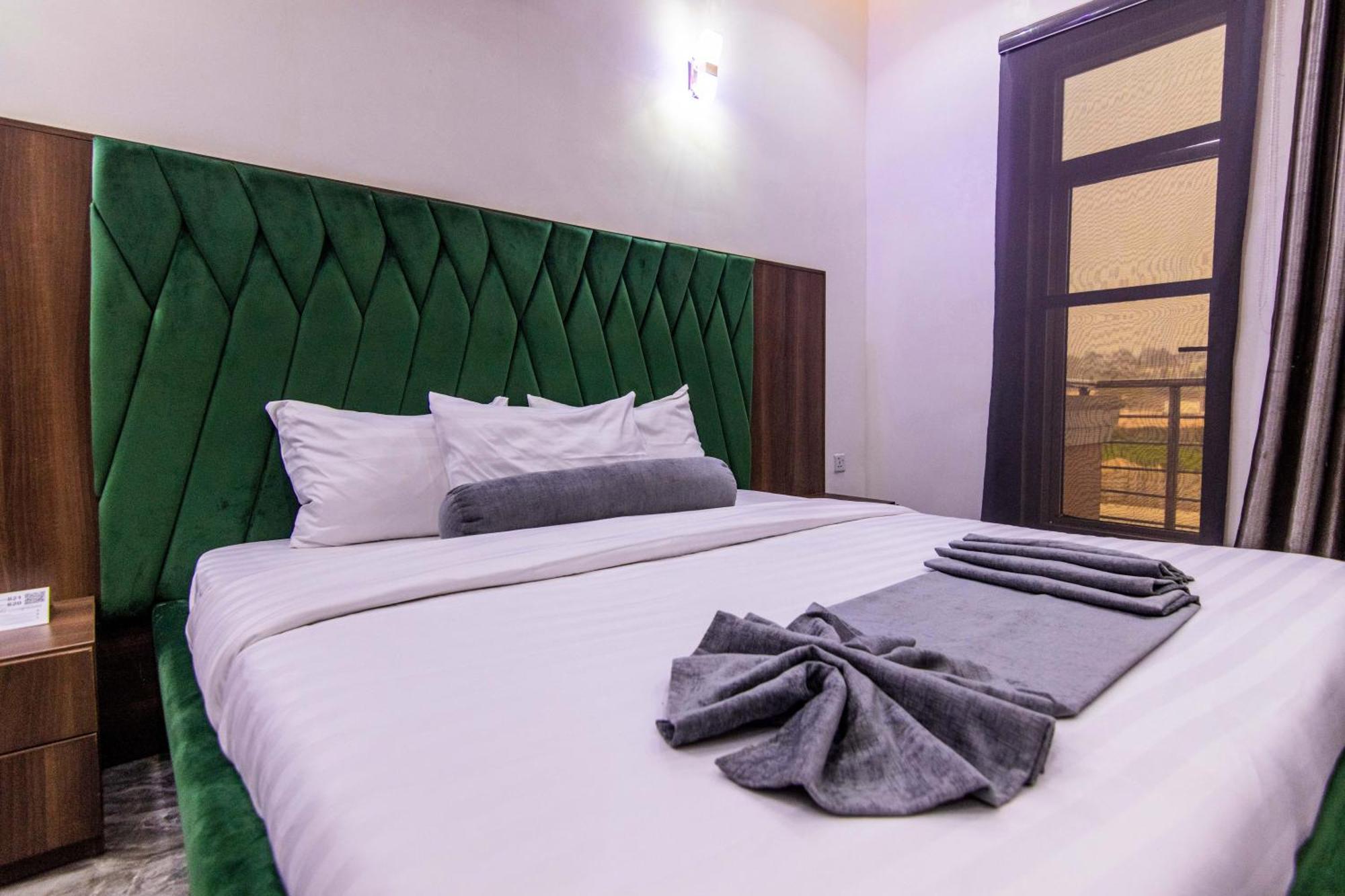 Nelson Mandela Gardens Hotel Okpanam Exterior photo